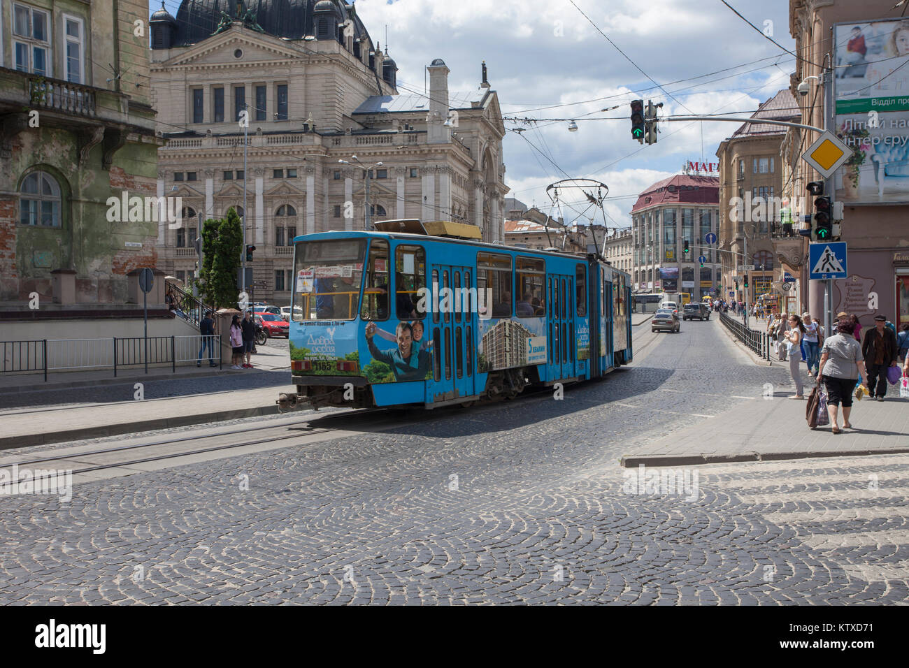 Une voiture de tramway dans la vieille partie historique de la ville, site du patrimoine mondial de l'UNESCO, Lviv, Ukraine, Europe Banque D'Images