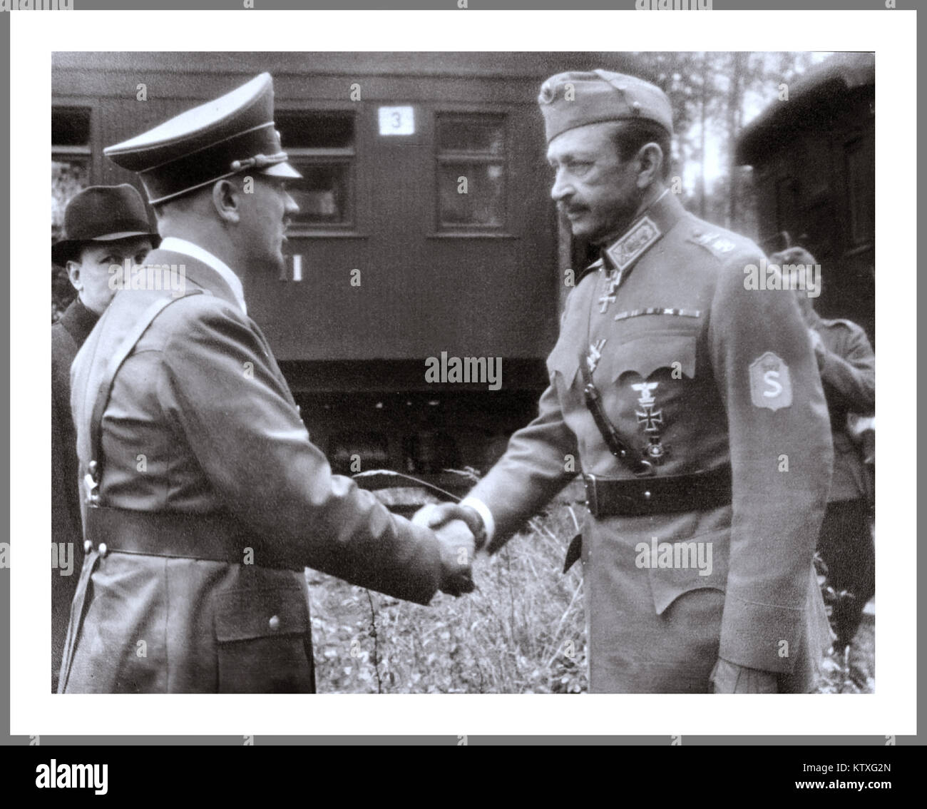 MANNERHEIM / Hitler se serrer la main.. Adolf Hitler a décidé de visiter la Finlande le 4 juin 1942, officiellement pour féliciter de son 75e anniversaire de Mannerheim. Mannerheim, mais n'a pas voulu le rencontrer dans son quartier général de Mikkeli ou à Helsinki, comme il aurait semblé comme une visite d'État officielle. La rencontre a eu lieu près de Imatra, dans le sud-est de la Finlande, et a été organisée dans le secret de l'Aérodrome Immola, Hitler, accompagné par le Président Ryti, a été conduit à l'endroit où nous attendait à Mannerheim une voie de garage. La réunion n'était pas concluant... Banque D'Images