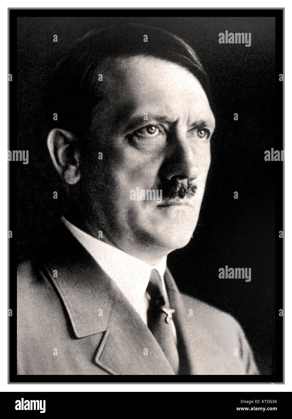 PORTRAIT D'ADOLF HITLER le studio B&W des années 1930 posa la tête et l'épaule portrait photographie d'Adolf Hitler en uniforme par le photographe personnel de Heinrich Hoffman Hitler (également ID: 2F9G747) Banque D'Images