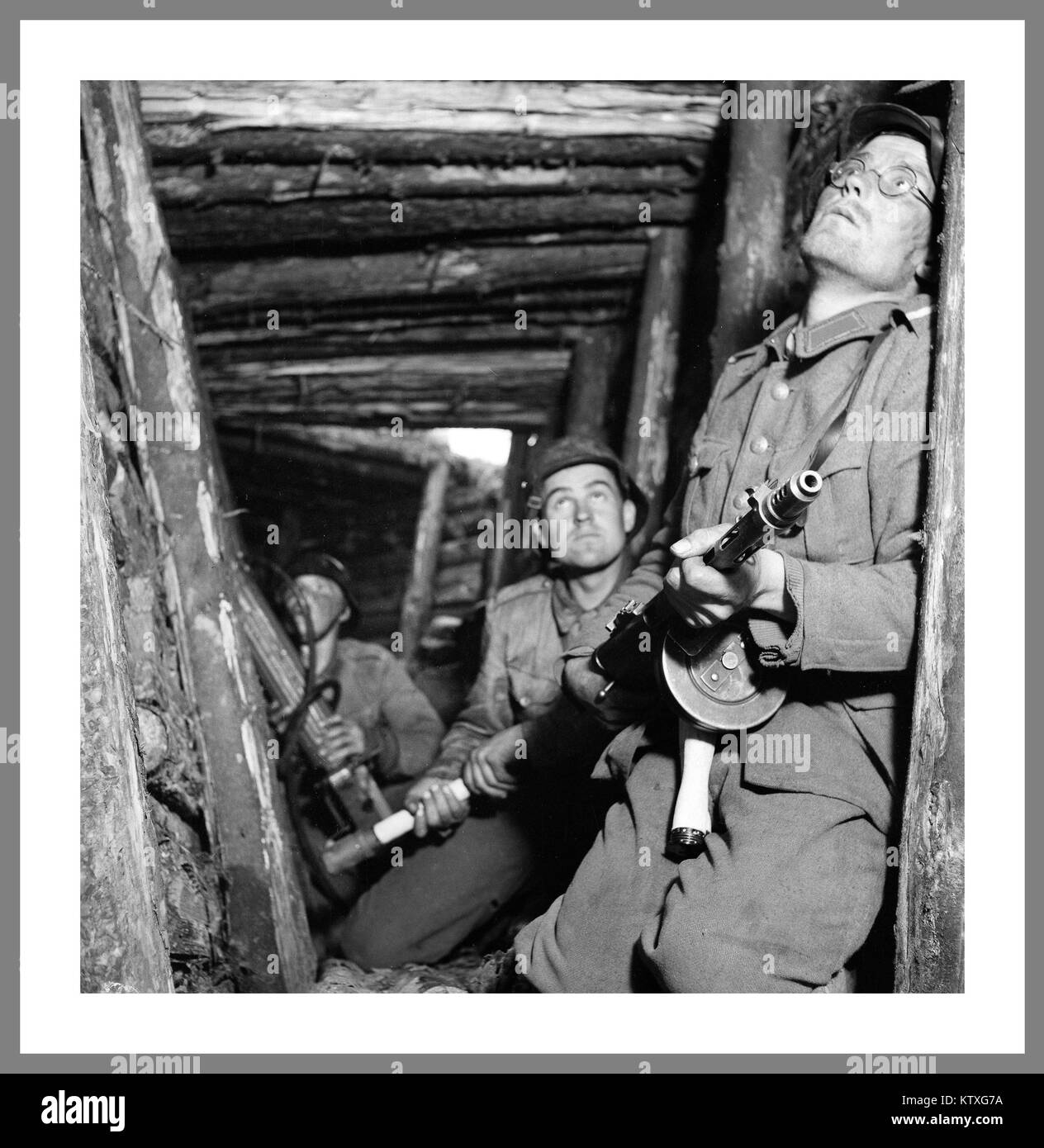 Guerre de continuation du Front de l'Est de la Seconde Guerre mondiale soldats finlandais, VT-line en 1944, l'offensive de Carélie ; 'Alarme dans VT un poste de première ligne' 25 Juin 1941 - 19 septembre 1944 (3 ans, 2 mois, 3 semaines et 4 jours), la Finlande, la Carélie, et Mourmansk victoire soviétique Moscou finlandais de l'Armistice en préservant son indépendance Banque D'Images