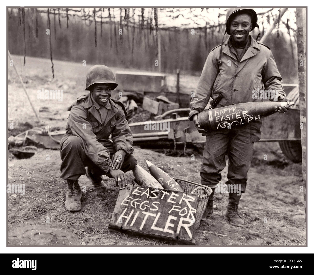 WW2 1940 'Les oeufs de Pâques pour Hitler" Deux GI's Américains africains posent à Pâques avec des coquilles d'infanterie. Les soldats américains du 969e Bataillon d'artillerie de décorer les coquillages qu'ils sont à la ligne de front en Allemagne." Banque D'Images