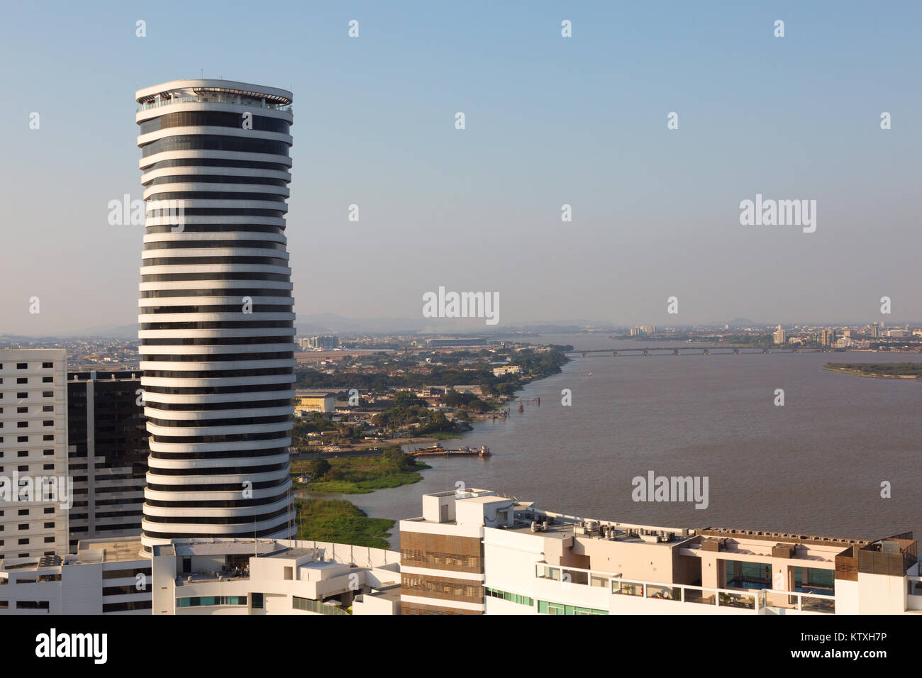 La création de points (un gratte-ciel moderne, et le fleuve Guayas, Guayaquil, Equateur, Amérique du Sud Banque D'Images