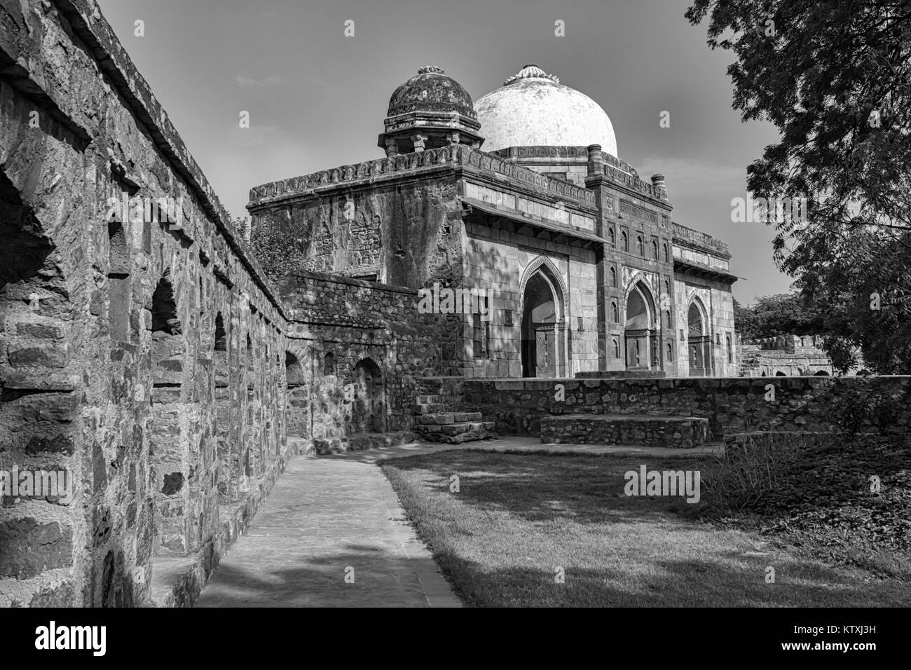 New Delhi , Inde- le 27 août 2014 : une vue complète d'Isa Khan Niyazi mosquée à partir du mur extérieur Banque D'Images