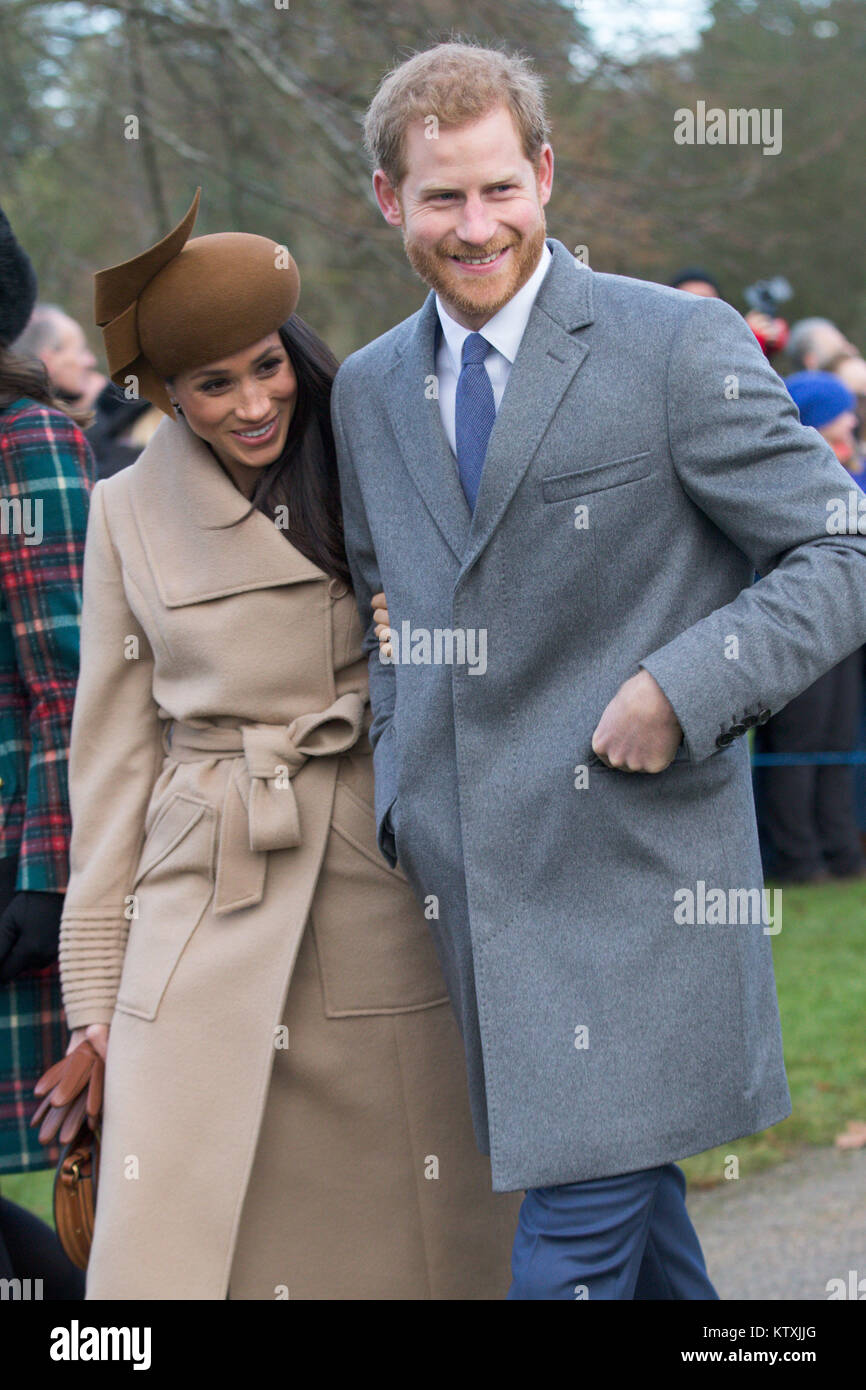 Photo datée du 25 décembre 2017 montre le duc et la duchesse de Cambridge, Meghan Markle et Prince Harry lors du Jour de Noël matin service religieux à l'église St Mary Magdalene à Sandringham, Norfolk. Banque D'Images