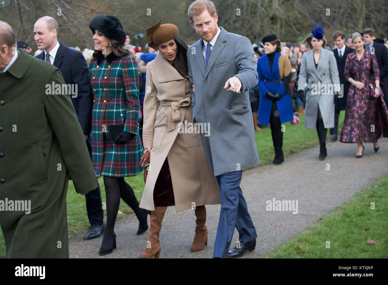 Photo datée du 25 décembre 2017 montre le duc et la duchesse de Cambridge, Meghan Markle et Prince Harry lors du Jour de Noël matin service religieux à l'église St Mary Magdalene à Sandringham, Norfolk. Banque D'Images