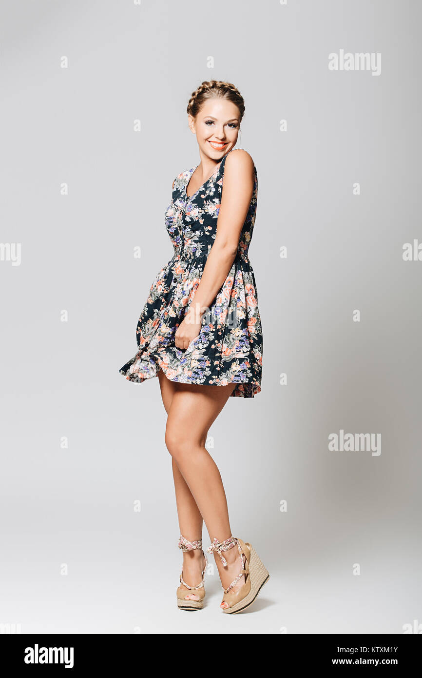 Cheerful girl in studio portant une robe courte avec des fleurs. La vie est  belle notion Photo Stock - Alamy