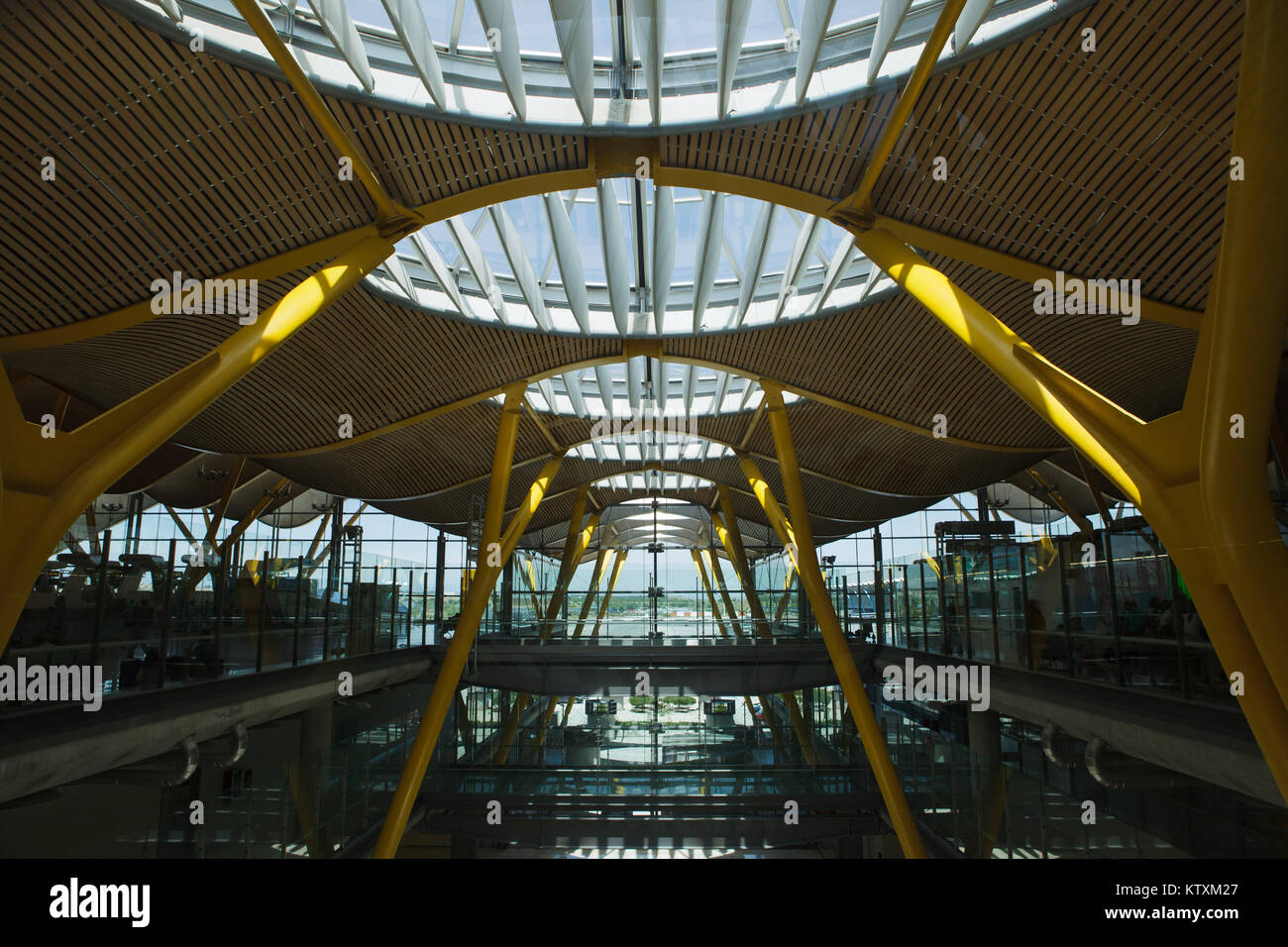 Adolfo Suárez l'aéroport Madrid Barajas. Intérieur de l'Aérogare 4 conçu par l'architecte britannique Ivan Harbour et construit en 1997-2005. Banque D'Images