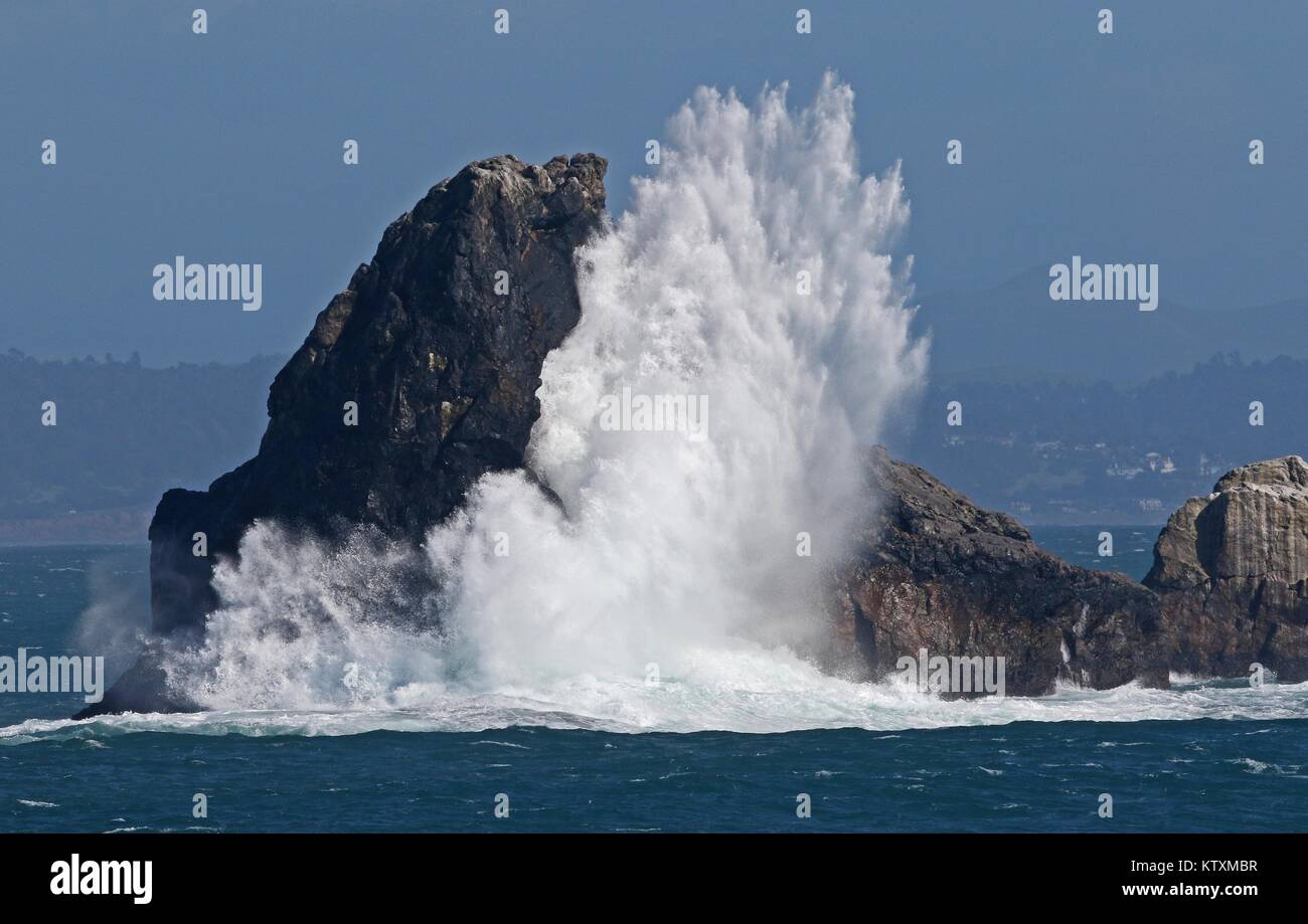 Accidents de vagues contre les rochers sur la rive de la station de phare de Piedras Blancas zone naturelle exceptionnelle, le 8 avril 2017 près de San Simeon, en Californie. Banque D'Images