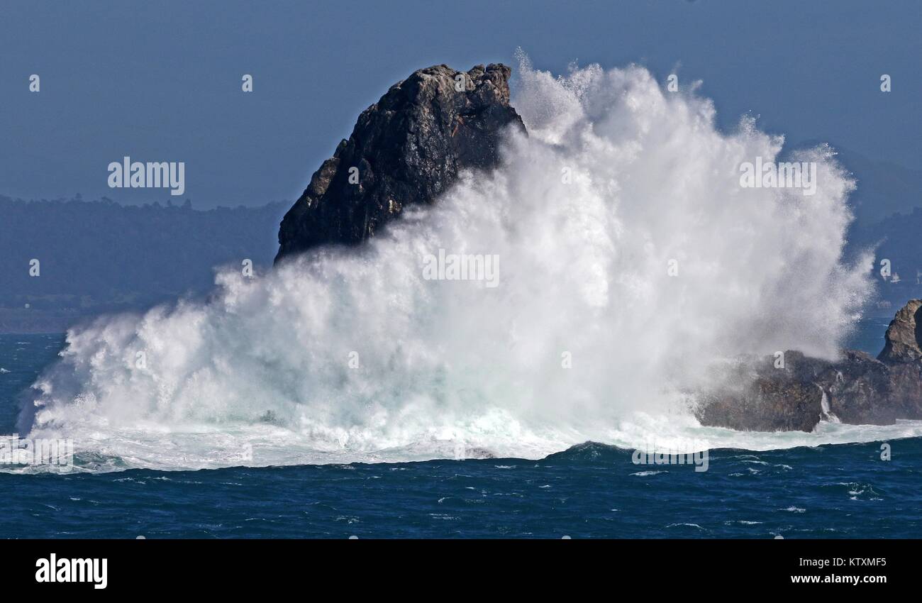Accidents de vagues contre les rochers sur la rive de la station de phare de Piedras Blancas zone naturelle exceptionnelle, le 8 avril 2017 près de San Simeon, en Californie. Banque D'Images