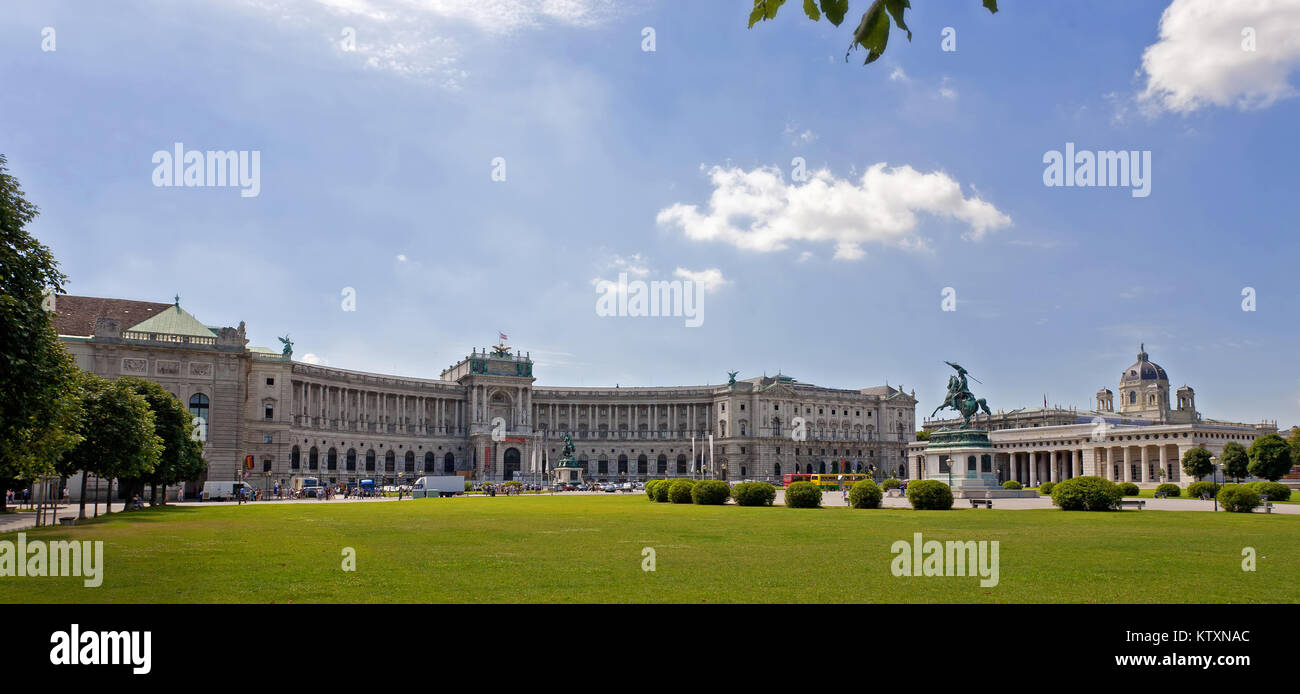 Park dans le centre historique de Vienne, en face de la Bibliothèque nationale, en Autriche. Banque D'Images