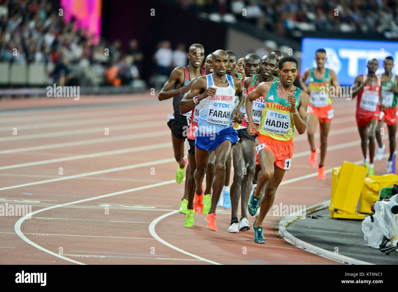 Abadi Hadis (Éthiopie) et Mo Farah (Grande-Bretagne) diriger le pack au 10000m hommes race - es Championnats du monde London 2017 Banque D'Images