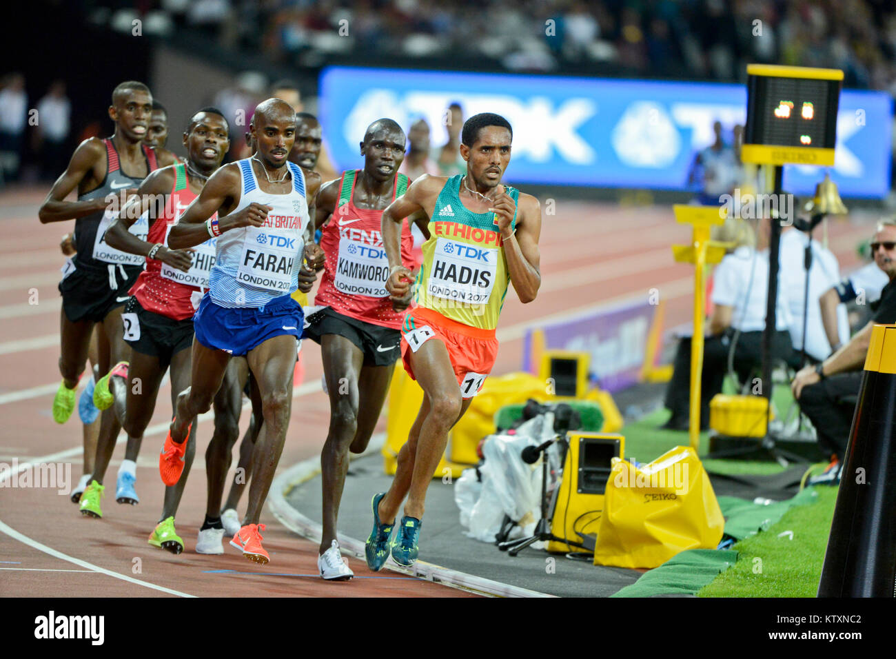 Abadi Hadis (Éthiopie) et Mo Farah (Grande-Bretagne) diriger le pack au 10000m hommes race - es Championnats du monde London 2017 Banque D'Images