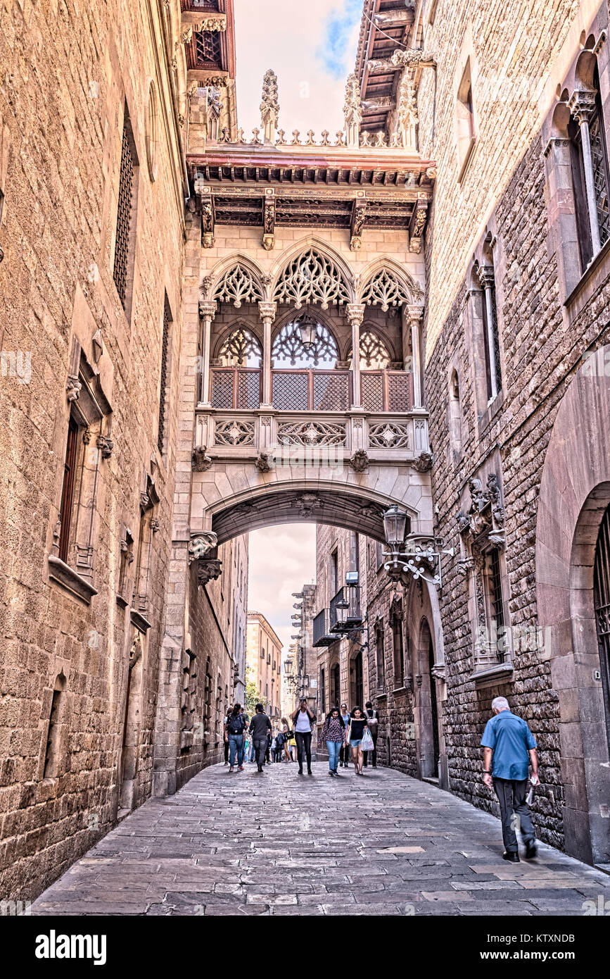 Marche voûté orné, au-dessus d'une route avec des gens qui marchent dans le quartier gothique de Barcelone, Catalogne, Espagne Banque D'Images