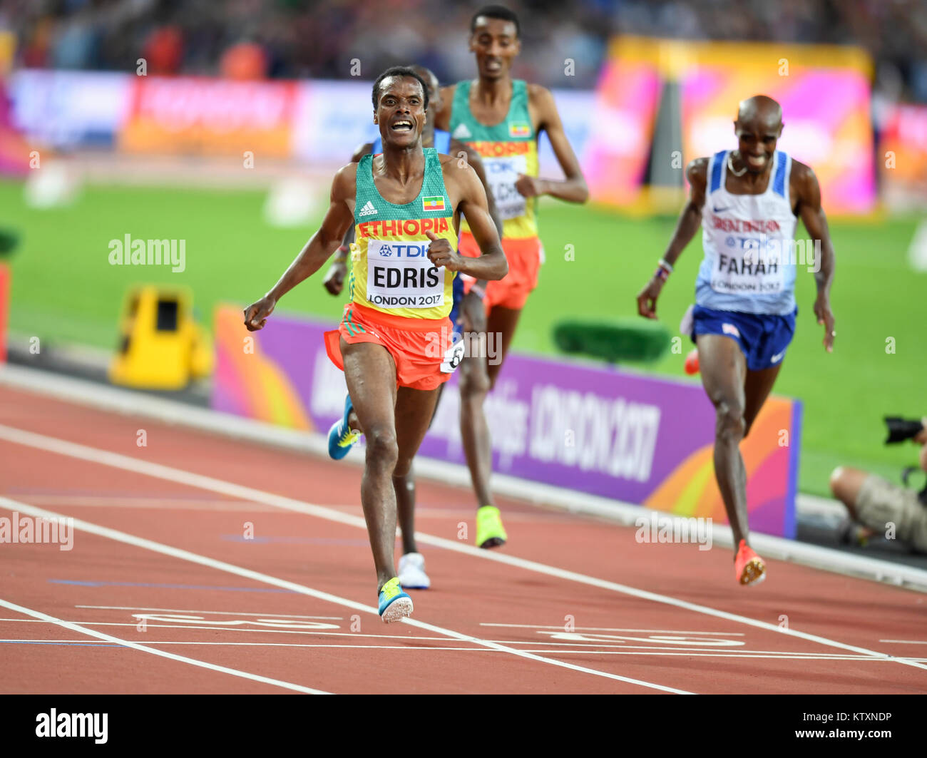 Muktar Edris (Éthiopie) remporte le 5000m hommes Médaille d'or, laissant Mo Farah (Grande-Bretagne) à la deuxième place aux Championnats du monde IAAF - London 2017 Banque D'Images