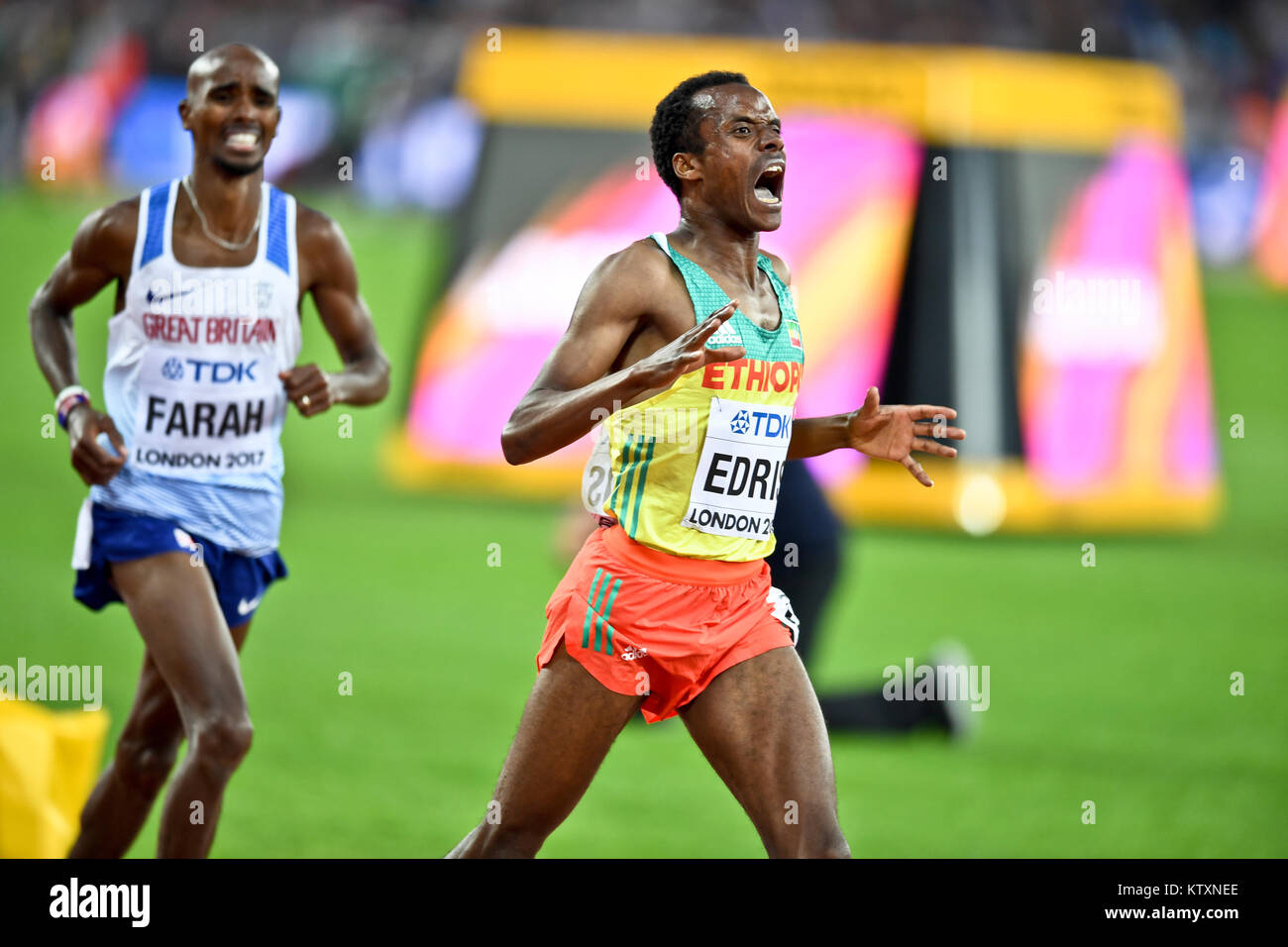 Muktar Edris (Éthiopie) remporte le 5000m hommes Médaille d'or, laissant Mo Farah (Grande-Bretagne) à la deuxième place aux Championnats du monde IAAF - London 2017 Banque D'Images