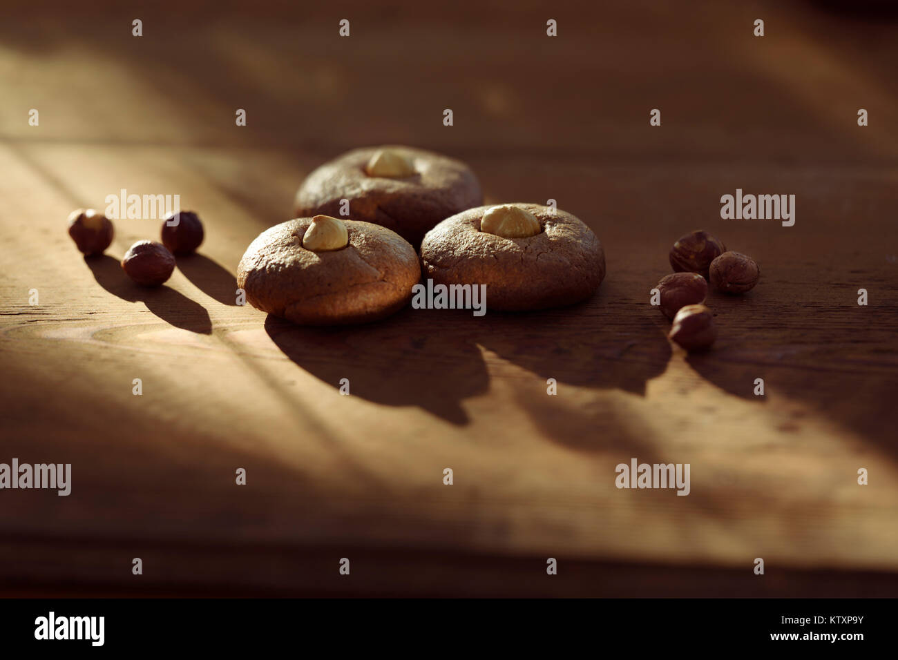 Maison saine beurre noisette cookies aux noisettes sur table en bois brun rustique éclairé avec lumière du soleil spectaculaires, la vie artistique encore alimentaire Banque D'Images