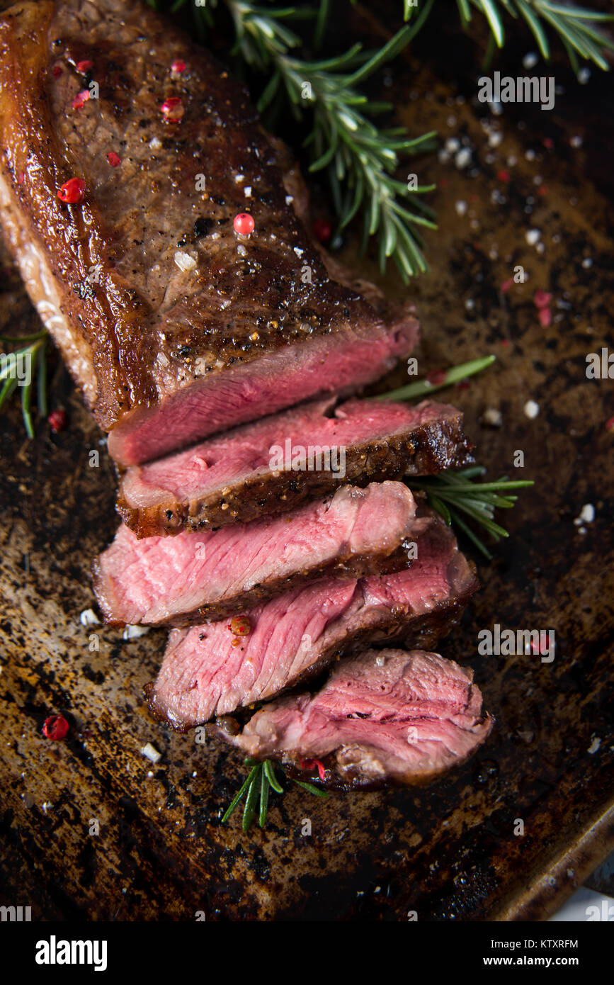 Rôti de boeuf nourri à l'herbe rare à moyenne Banque D'Images