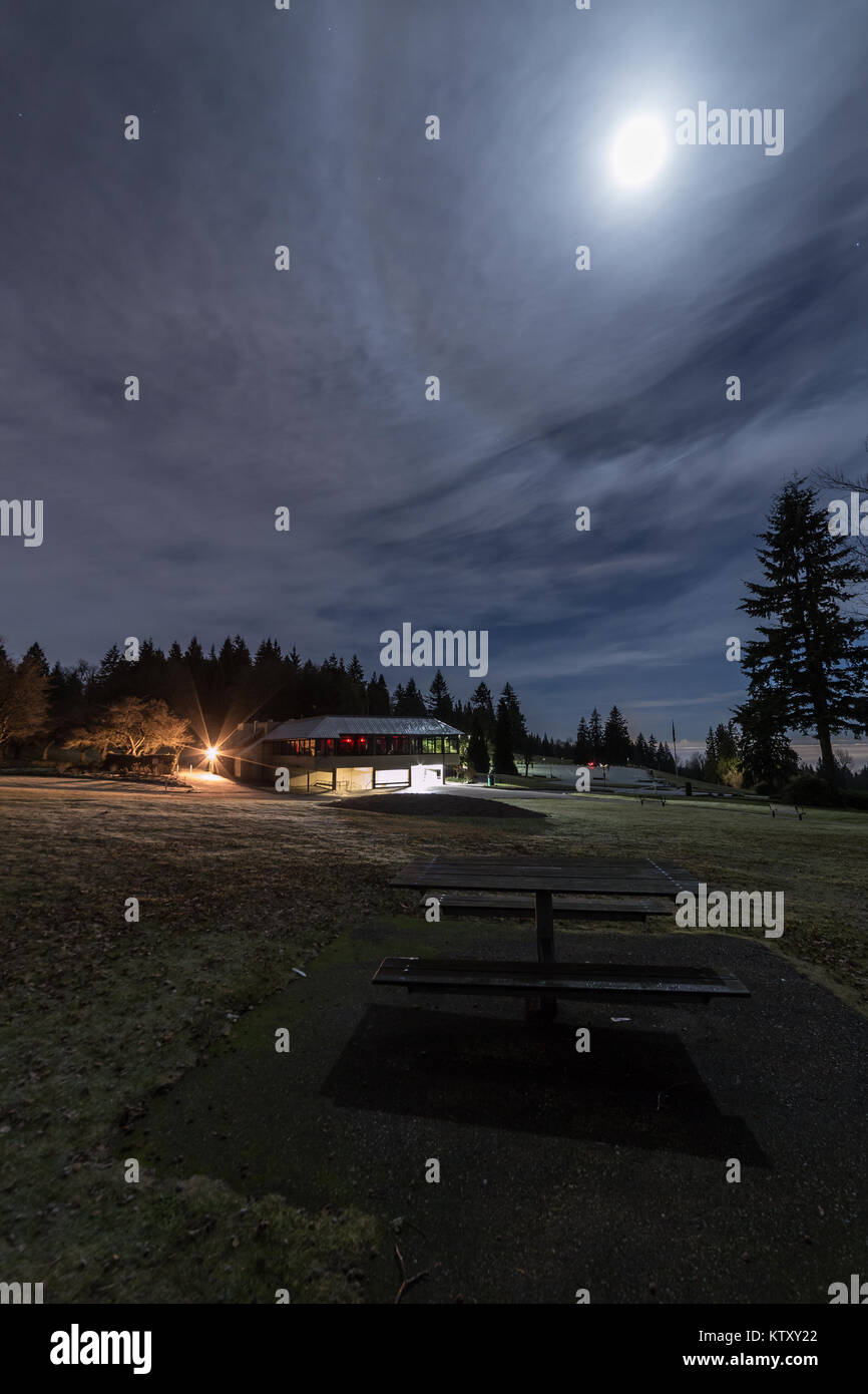 Voir la pleine lune par une table de pique-nique à Burnaby Mountain de nuit Banque D'Images