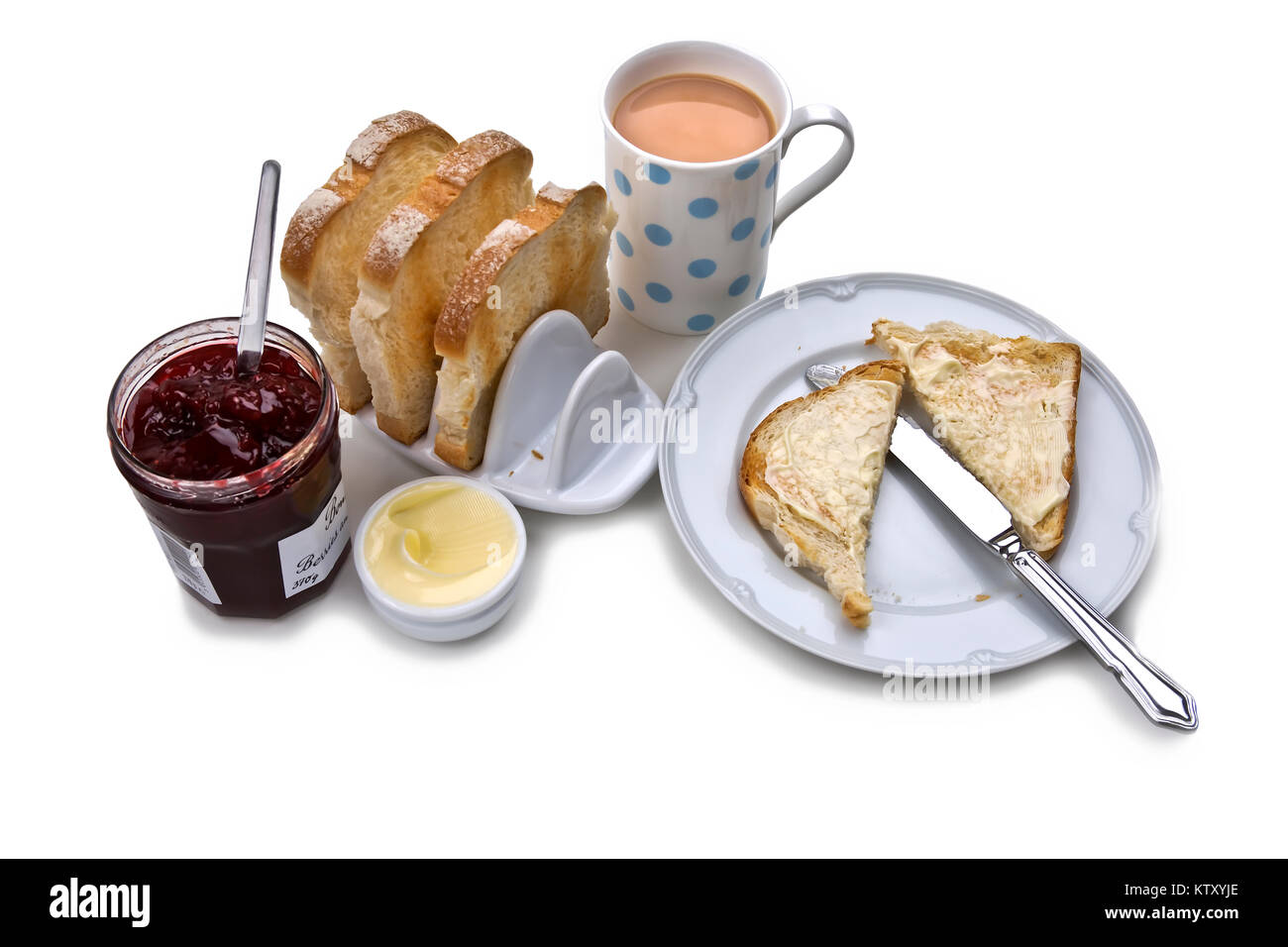 Petit-déjeuner à toast blanc céramique avec toast rack, beurre, confiture rouge, tasse de thé, une assiette et un couteau sur fond blanc Banque D'Images