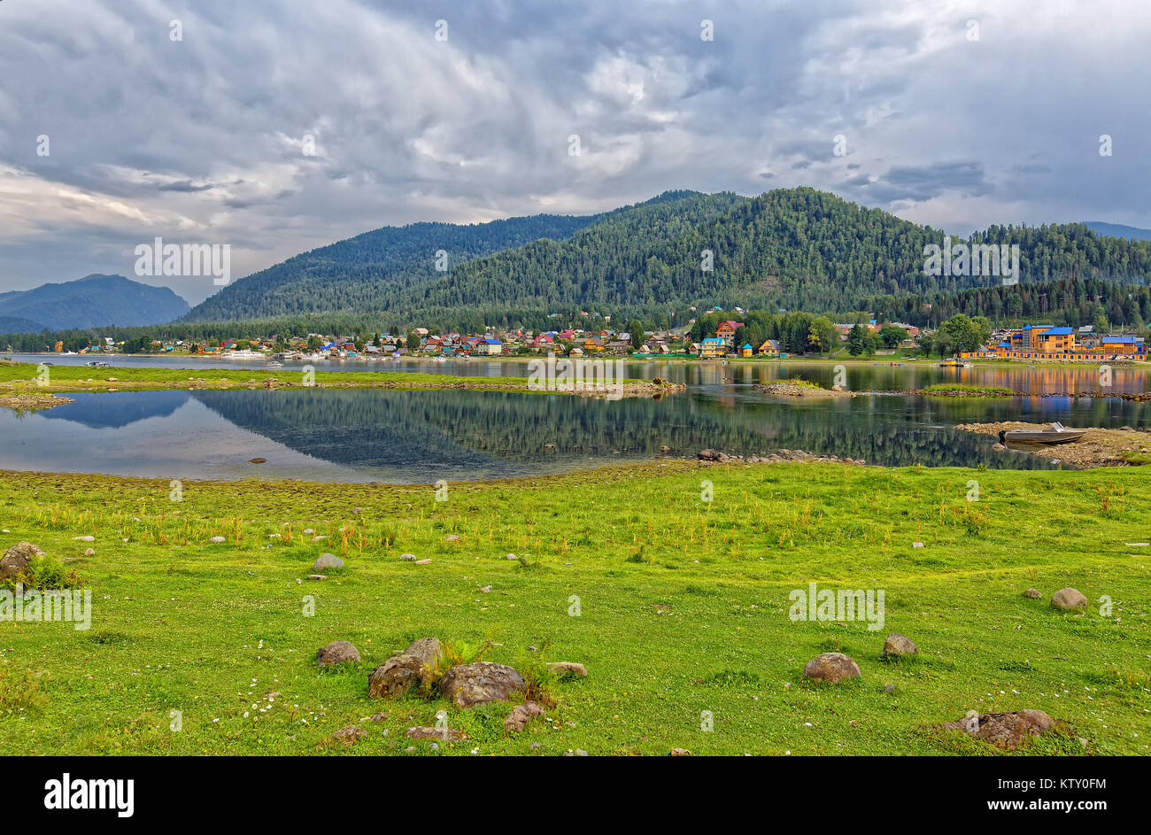 La Russie, l'Altaï, sur le village Iogach à l'embouchure du lac Teletskoye Banque D'Images