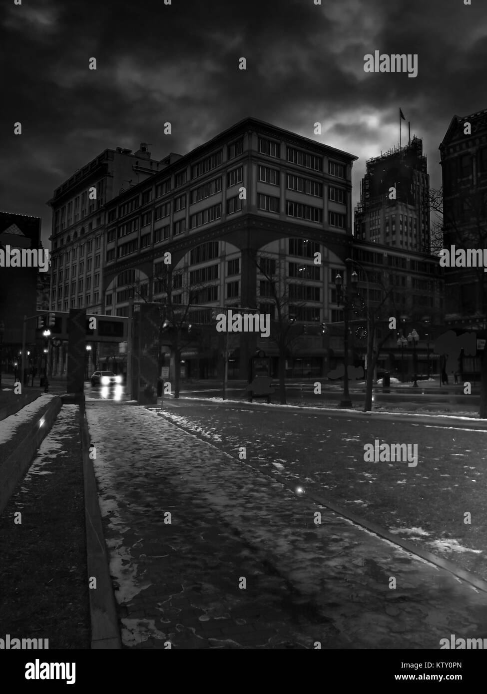 En descendant de voiture sur une rue de ville de nuit sombre et lugubre Banque D'Images