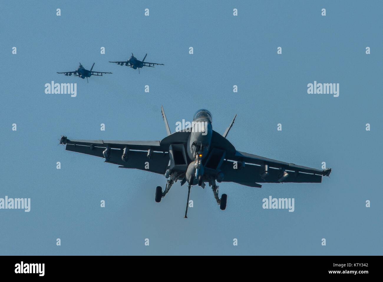 Un U.S. Navy F/A-18F Super Hornet jet fighter aircraft se prépare à atterrir sur le poste de pilotage de la marine américaine de classe Nimitz porte-avions USS Theodore Roosevelt, 17 décembre 2017 dans la région du Golfe. Banque D'Images