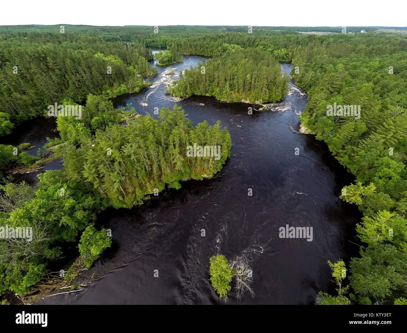 Vue aérienne de la rivière dans le loisir de Menominee Menominee River State Recreation Area 20 juin 2017 à Wausaukee, Wisconsin. Banque D'Images