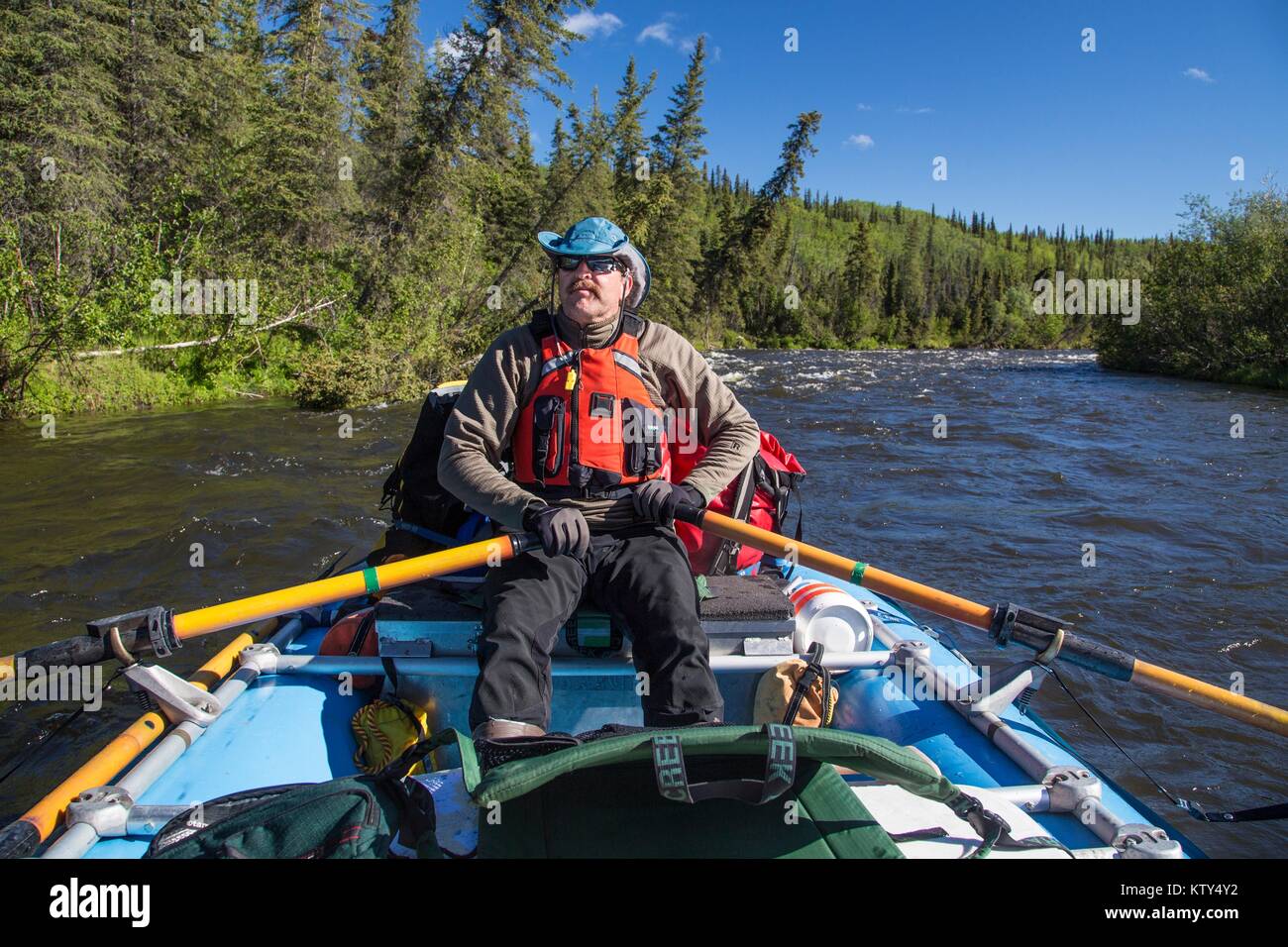 Un touriste de canots le long de la rivière Gulkana, 22 juin 2014 près de Fairbanks, en Alaska. Banque D'Images