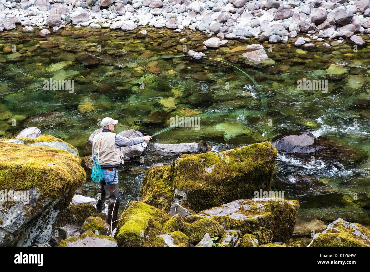 Un pêcheur de poissons à Quartzville Creek au milieu Santiam River le 11 mai 2015 près de Sweet Home, Oregon. Banque D'Images