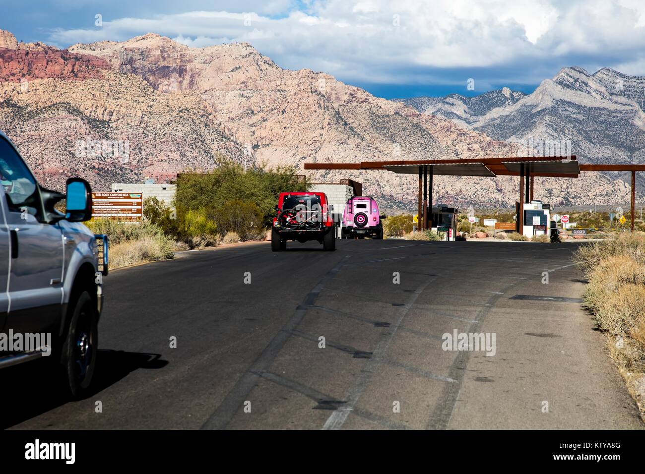 Les voitures roulent à travers l'entrée au Red Rock Canyon National Conservation Area, 29 septembre 2016 près de Las Vegas, Nevada. Banque D'Images