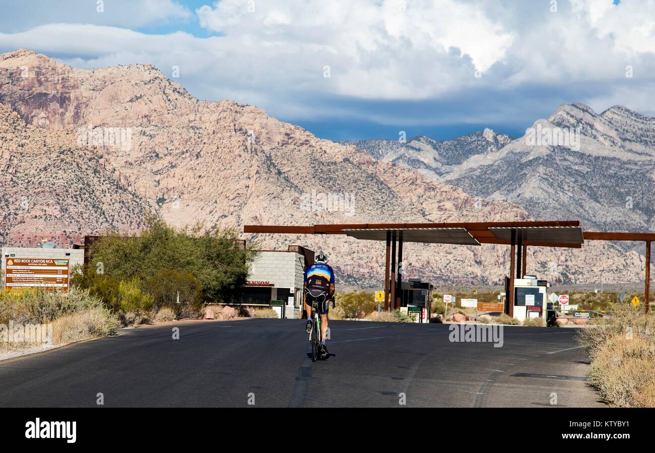 Les touristes à vélo sur la route près de la formations de roche de grès au Red Rock Canyon National Conservation Area, 29 septembre 2016 près de Las Vegas, Nevada. Banque D'Images