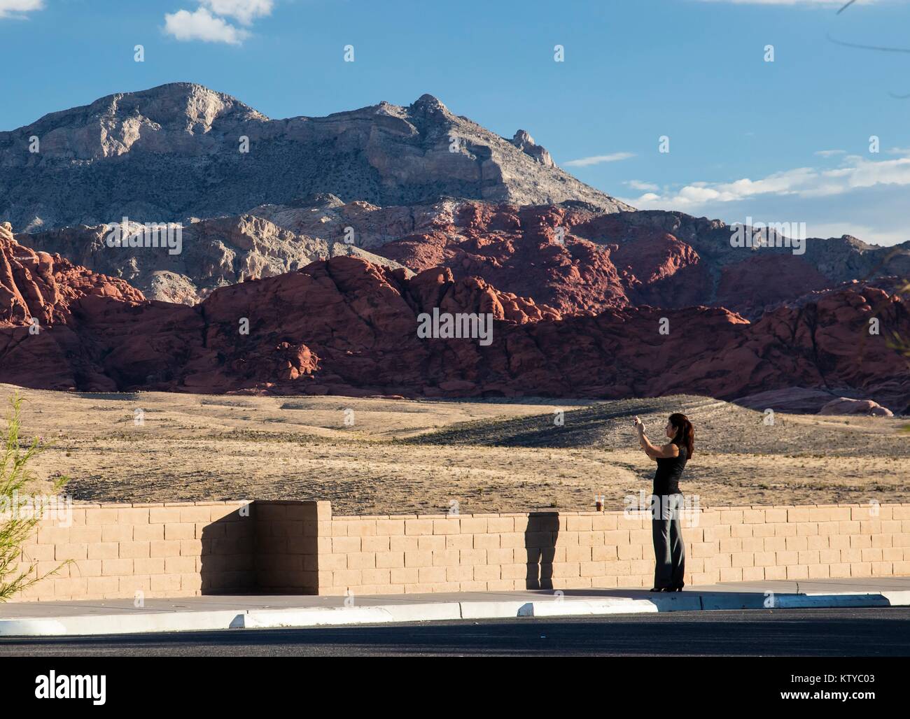 Un touriste prend une photo de la formations de roche de grès rouge au Red Rock Canyon National Conservation Area, 29 septembre 2016 près de Las Vegas, Nevada. Banque D'Images
