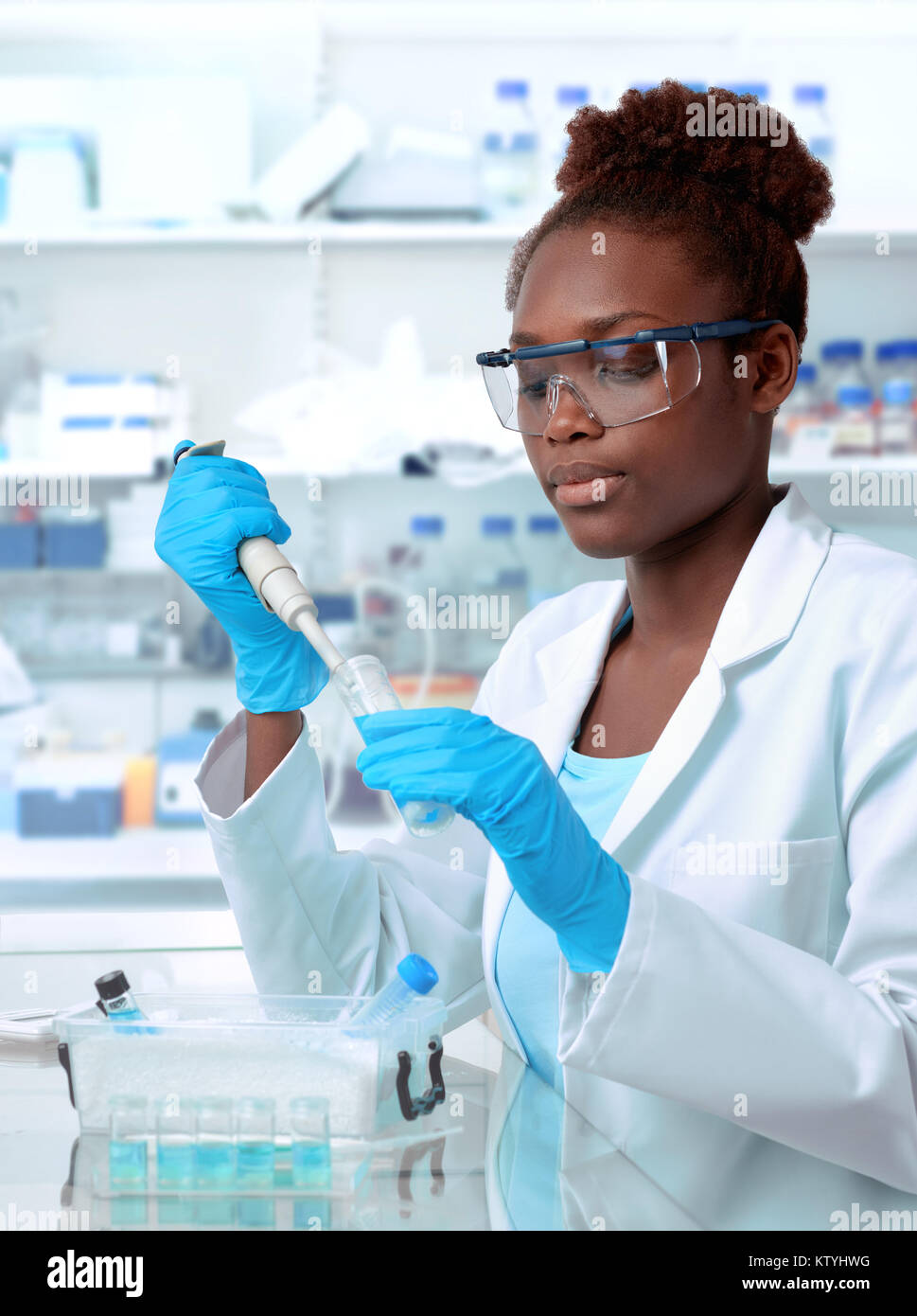 African-american scientist ou étudiant diplômé en sarrau et vêtements de protection fonctionne en laboratoire modernl Banque D'Images