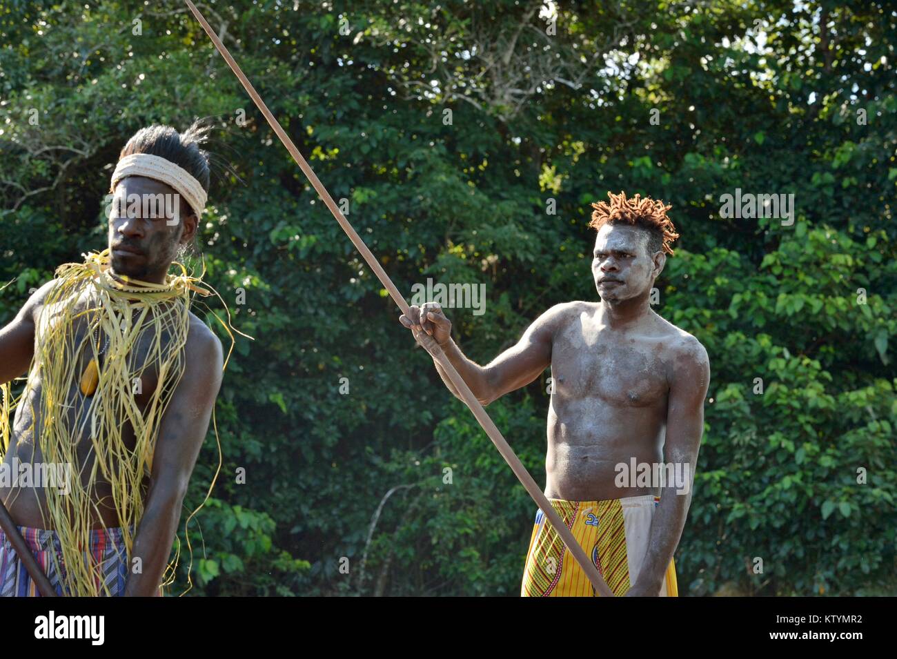 YOUW VILLAGE, RÉGION ASMAT, Guinée, Indonésie - le 23 mai 2016 : Cérémonie de guerre en canot. Asmat Chasseur d'une tribu d'Asmat dans un masque avec un Banque D'Images