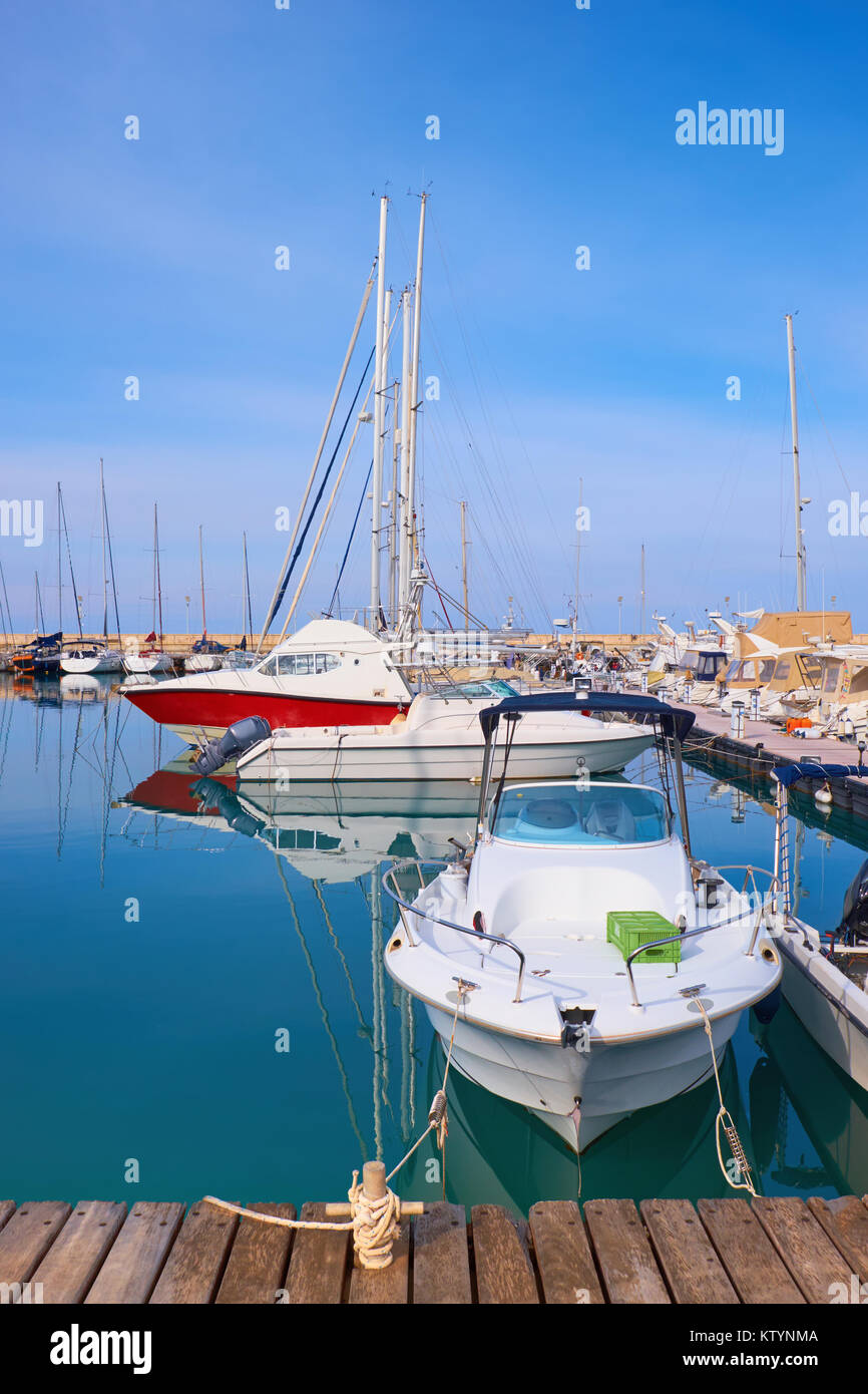 Yachts dans le port de Latchi, Chypre, par un beau jour Banque D'Images