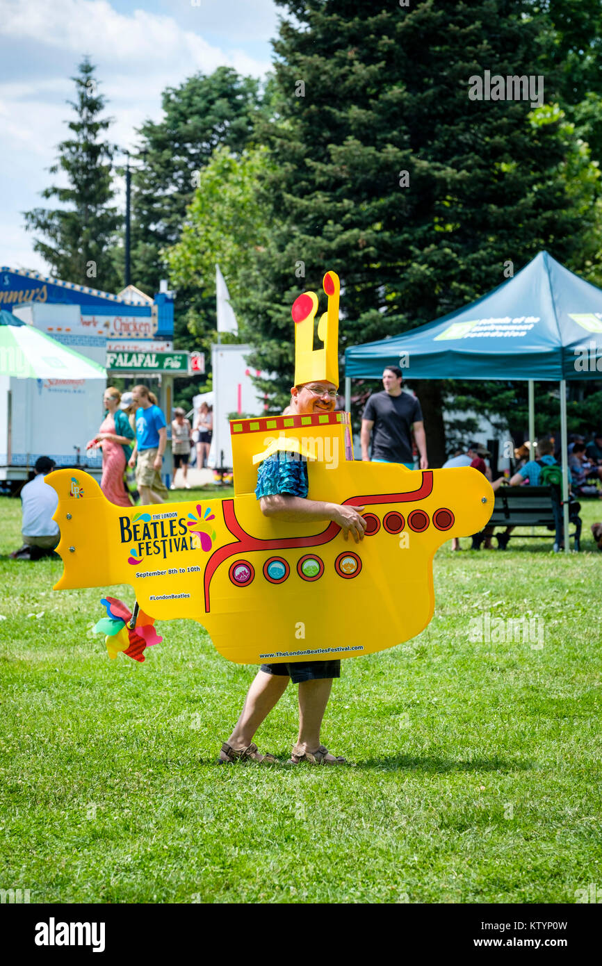 Homme habille avec un costume de sous marin jaune prop la promotion de la London Beatles Festival un festival d ete tenue a London Ontario Canada Photo Stock Alamy