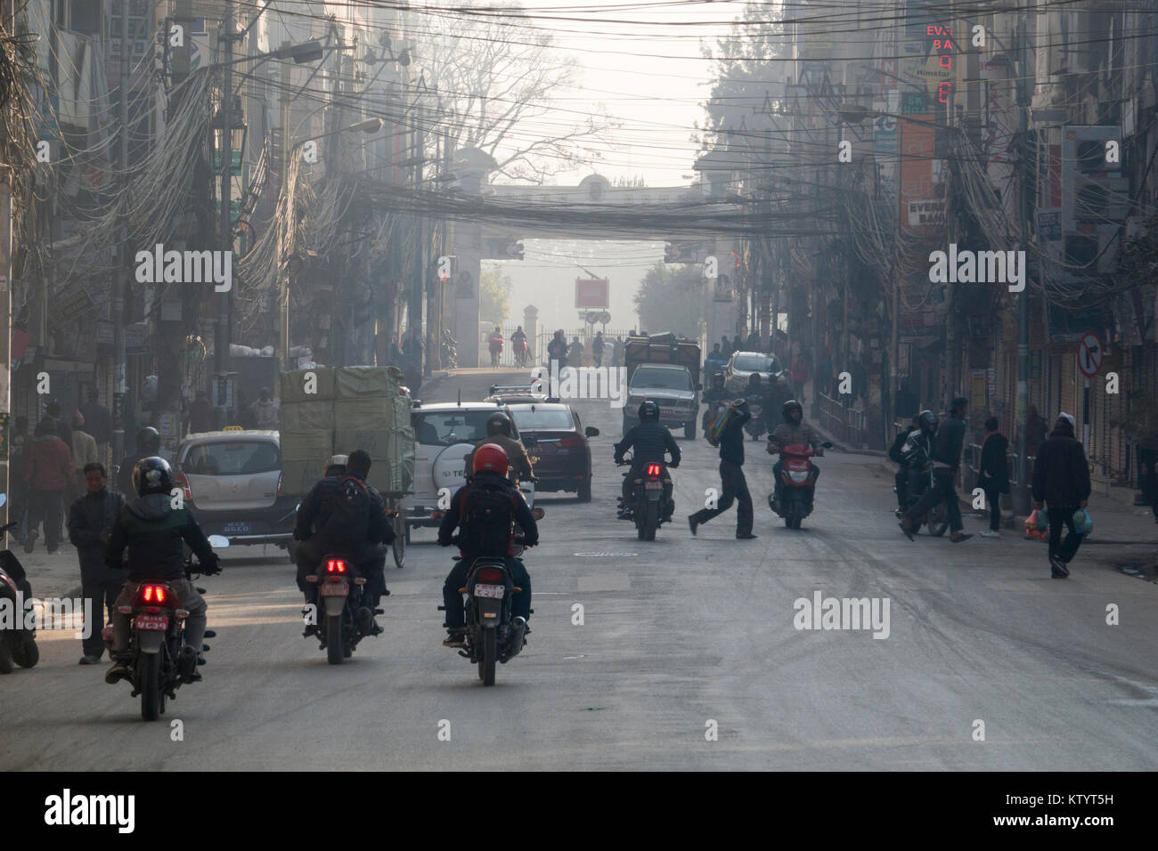 Les motos et la circulation automobile dans la rue de Katmandou, Népal Banque D'Images
