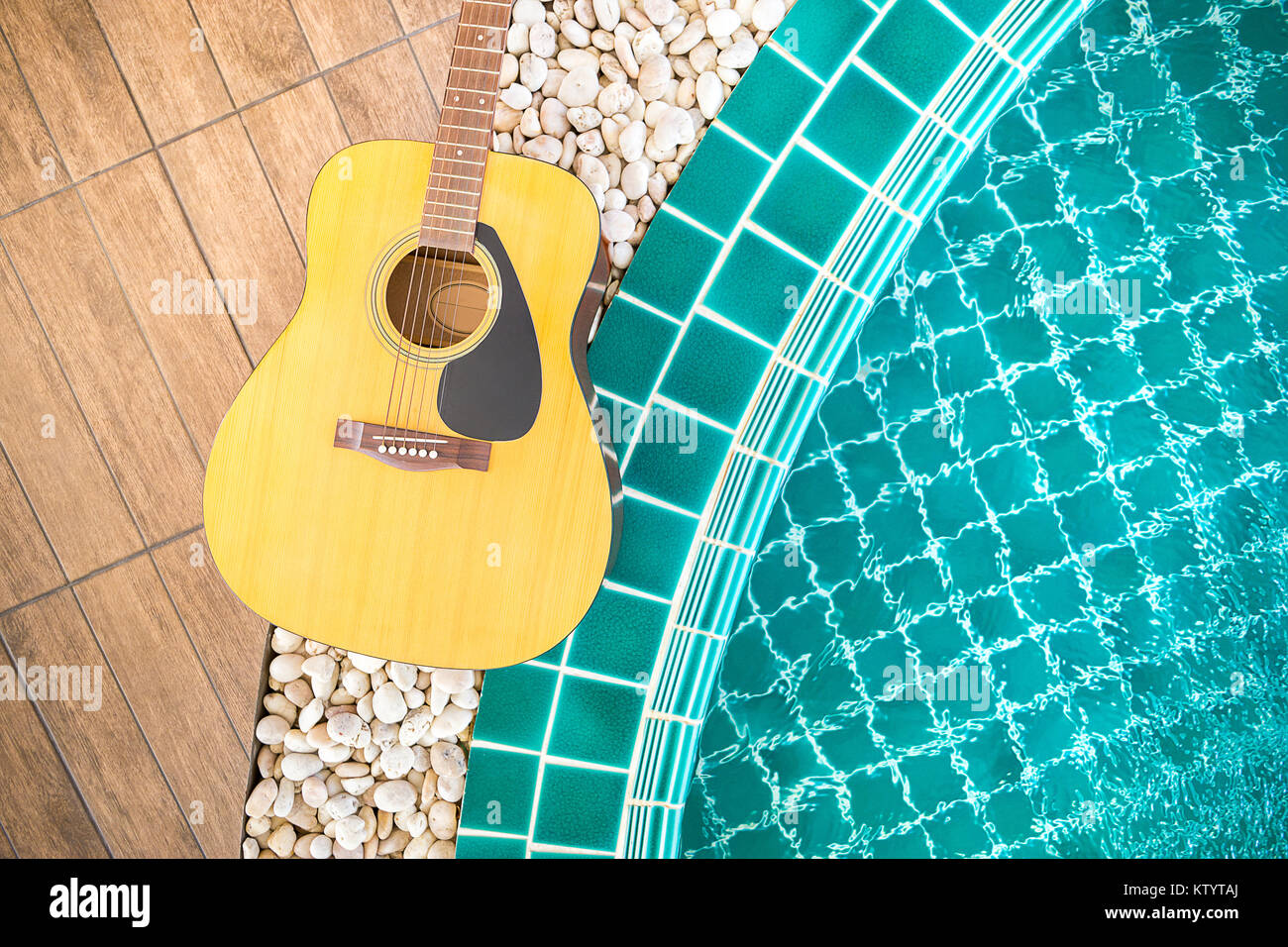 La guitare sur le chemin du bois à côté de la piscine en ruxuly condo Photo  Stock - Alamy