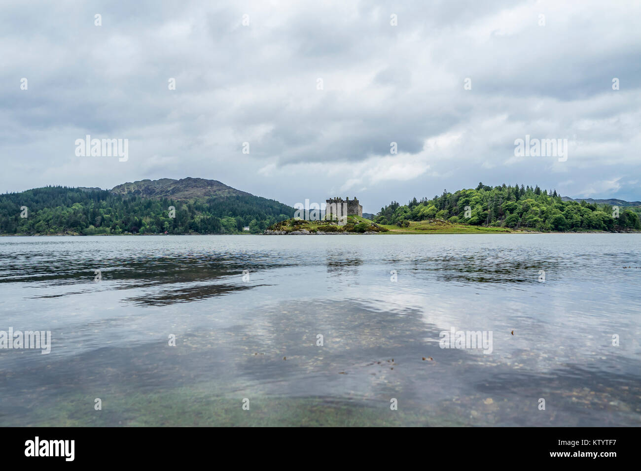 Château de Tioram est un château en ruine sur une île à marée dans le Loch Moidart, Ecosse, Highland, Lochaber Banque D'Images