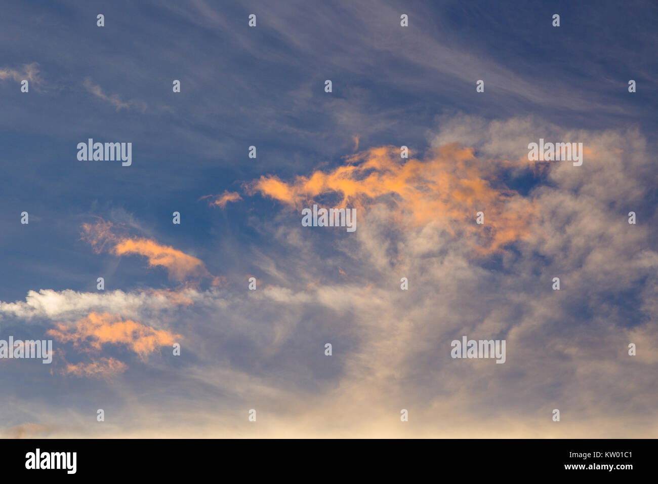 Nuages de couleur au coucher du soleil Banque D'Images