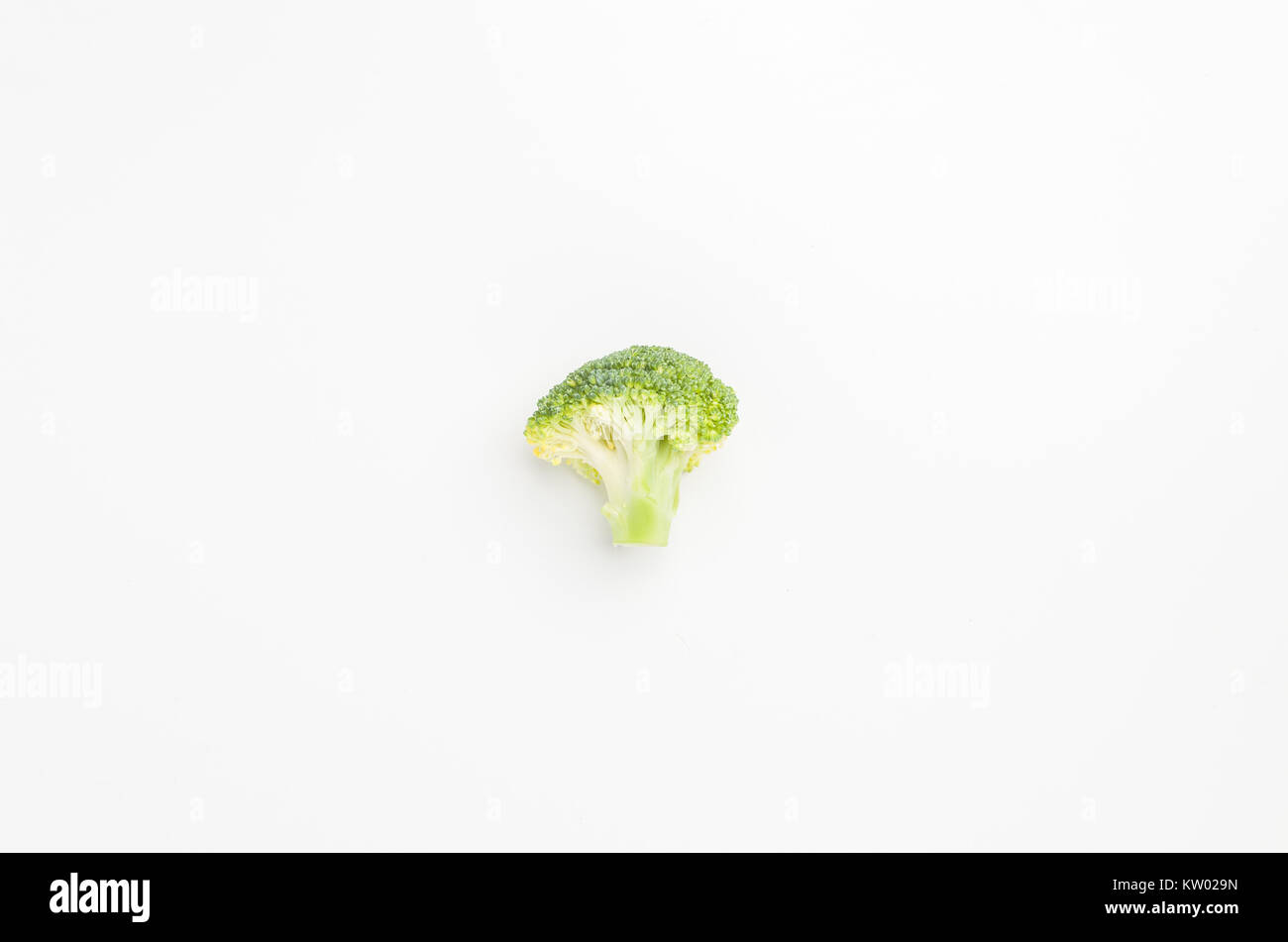 Vue supérieure de la mise à plat de brocoli frais morceau seul sur le tableau blanc. Banque D'Images