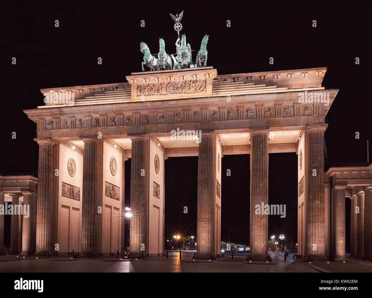 Berlin Porte de Brandebourg illuminée la nuit Banque D'Images