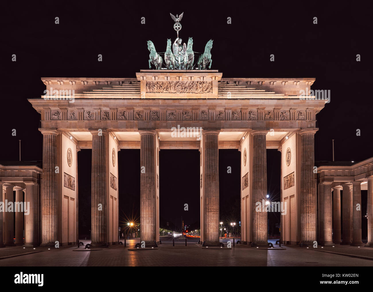 Berlin Porte de Brandebourg illuminée la nuit Banque D'Images