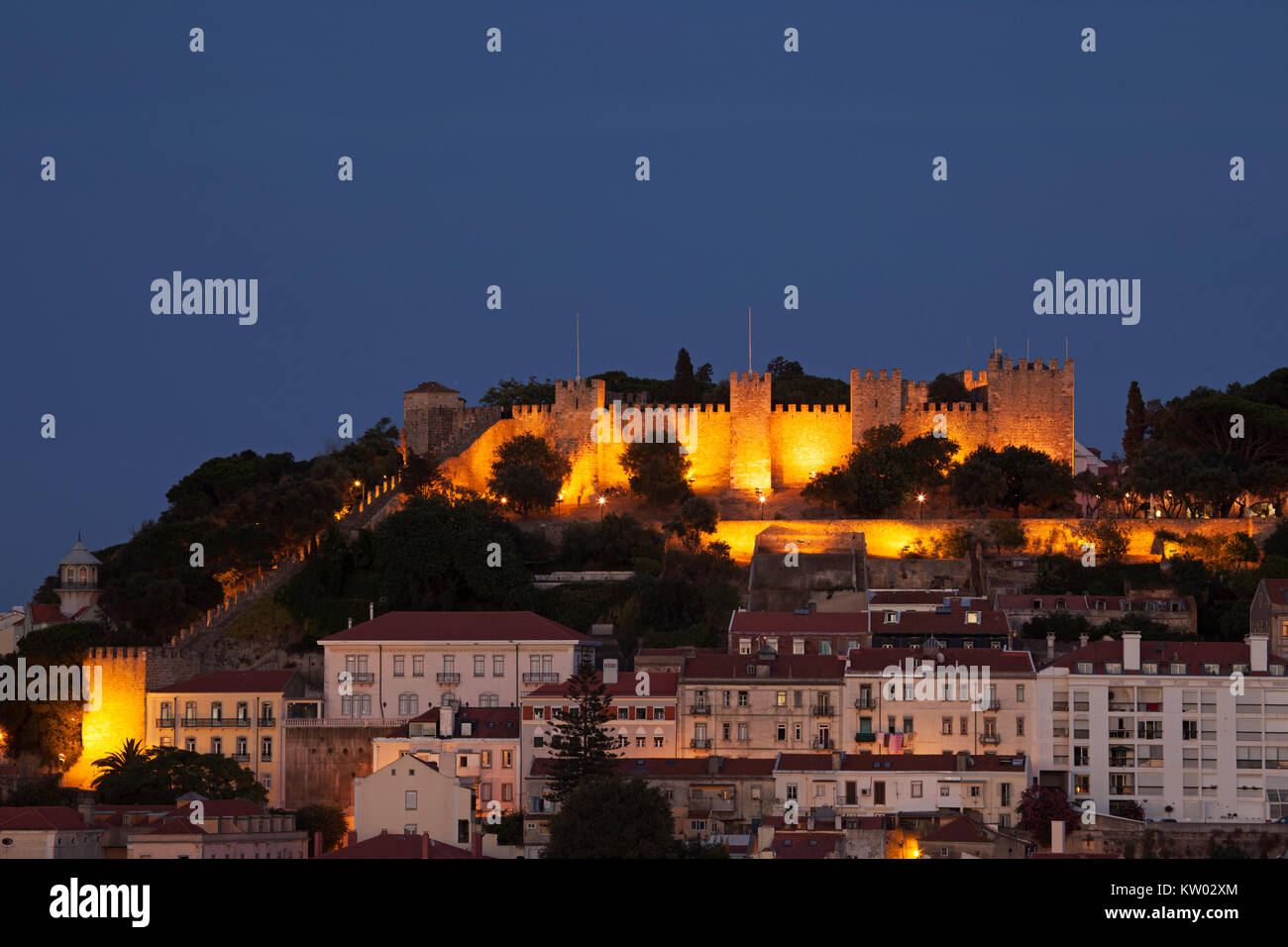 Le Château de St George (Castelo de São Jorge) à Lisbonne, Portugal. La forteresse perchée date de l'époque médiévale et est éclairé la nuit. Banque D'Images