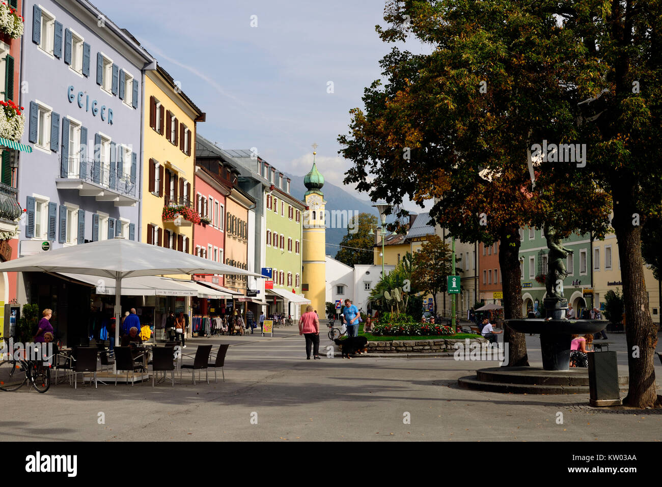 Osttirol Llenz, place principale avec l'église de Saint Antoniu, Hauptplatz mit Kirche St Antonius Banque D'Images