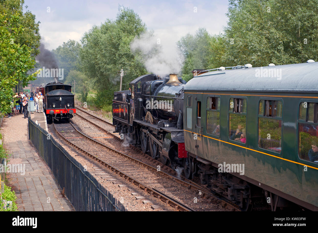 7822 'Foxcote Manor, à la tête d'un train de passer un train en bas de Bodiam dans la boucle à Wittersham Road sur le Kent et l'East Sussex Railway, UK Banque D'Images