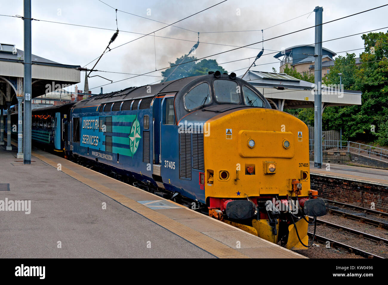 Un service ferroviaire direct diesel locomotive électrique de la classe 37 au départ de la gare de Norwich avec un train à Great Yarmouth Banque D'Images