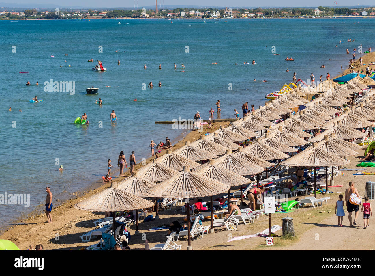 NIN, CROATIE, 26 août 2017 : : plage vue d'été - Queens beach de Nin, Dalmatie, Croatie. Nin est célèbre destination touristique en Croatie. Banque D'Images