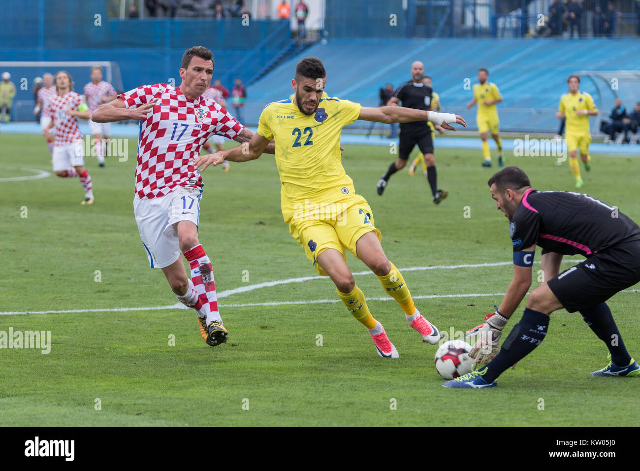 ZAGREB, CROATIE - Septembre 03, 2017 : European qualificatif pour la Coupe du Monde de la FIFA 2018 en Russie. La Croatie contre le Kosovo. Mario MANDZUKIC (17) et de Bajram Jashanica Banque D'Images