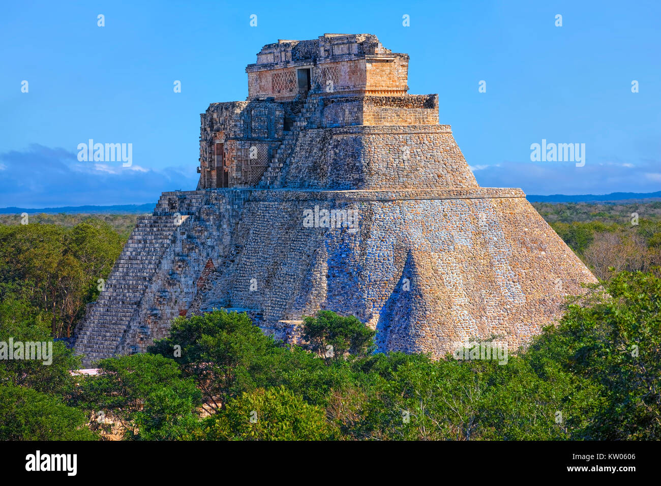 Pyramide du Magicien dans le site archéologique d'Uxmal Banque D'Images